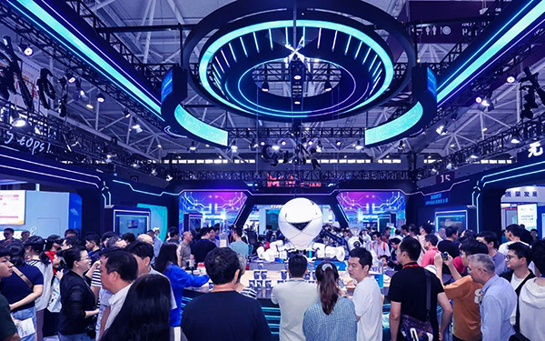 在广交会摊位设计中，有哪些细节能引导观众流向？