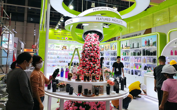 花艺装置点缀广交会摊位装修：打造差异化展示空间